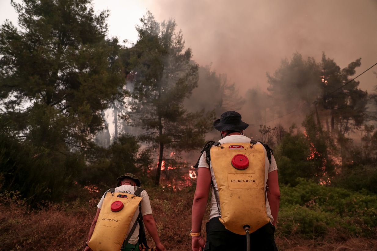 Άλλη μια δύσκολη μέρα στην Εύβοια: Για 7η μέρα καίγεται το νησί &#8211; μάχη με τις αναζωπυρώσεις στις Γούβες