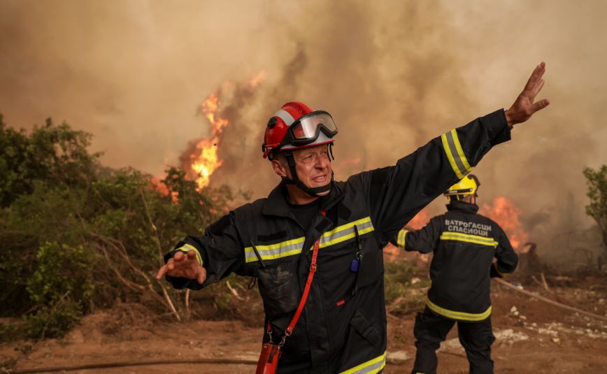 Φωκίδα: Περιορίστηκε η πορεία της φωτιάς σε Κροκί και Λιβάδι Αράχωβας