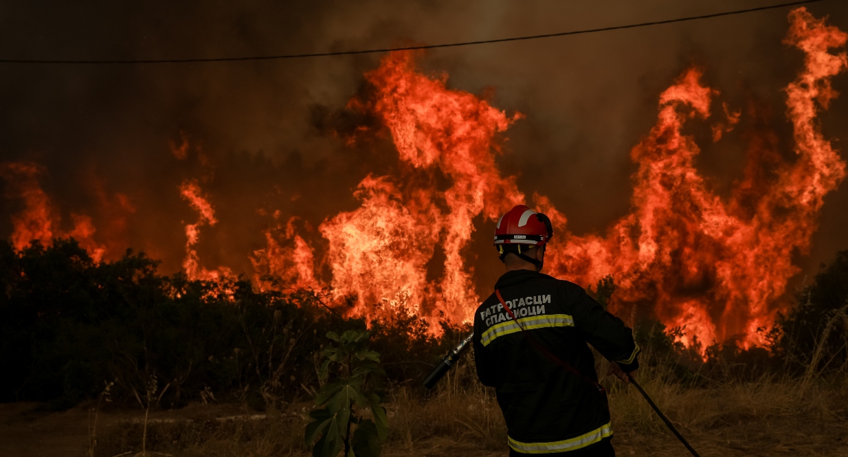 Φωτιά στην Εύβοια: Δύσκολη νύχτα με τις αναζωπυρώσεις &#8211; Οι φλόγες έχουν φουντώσει στις Καματριάδες