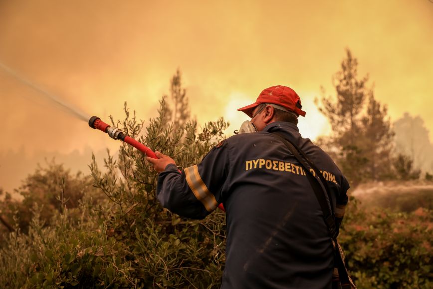 Φωτιά στον Κάλαμο: «Πρεμιέρα» των δασοκομάντος –  Υπό μερικό έλεγχο η πυρκαγιά που καίει κοντά σε σπίτια