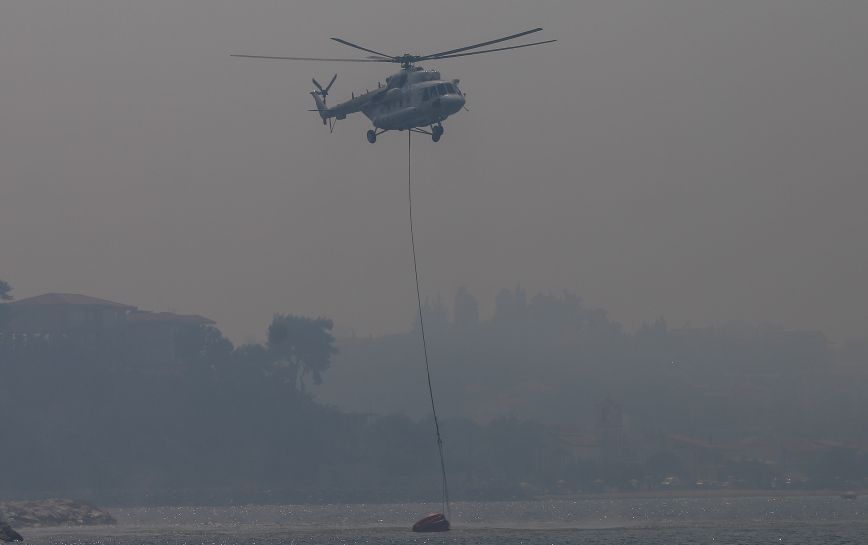 Φωτιά στα Τρίκαλα: Ελικόπτερο επιχειρεί σε πυρκαγιά στα Στουρναρέικα