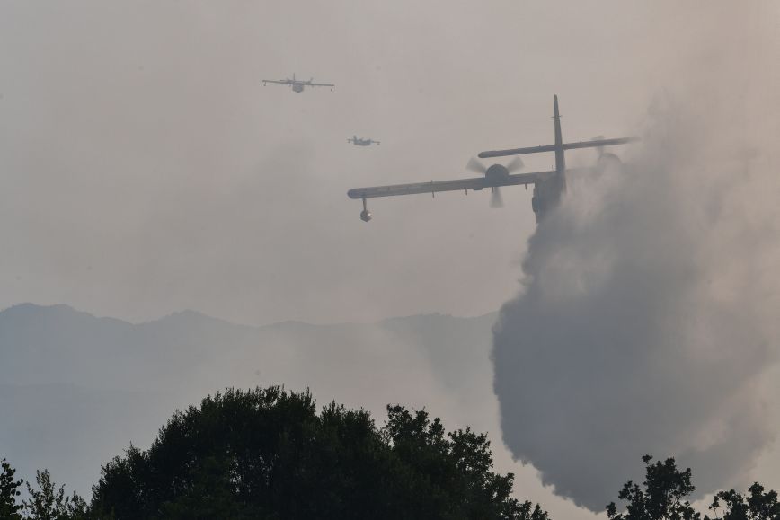 Φωτιά στη Γορτυνία: Μεγάλη μάχη με τις αναζωπυρώσεις &#8211; Και το Beriev βοηθά με ρίψεις