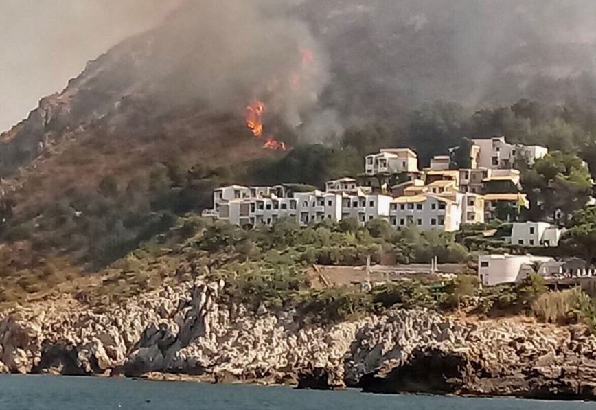 Φωτιά κατέστρεψε τον πευκώνα της πόλης Πεσκάρα – Εκκενώθηκαν σπίτια, 5 άνθρωποι στο νοσοκομείο