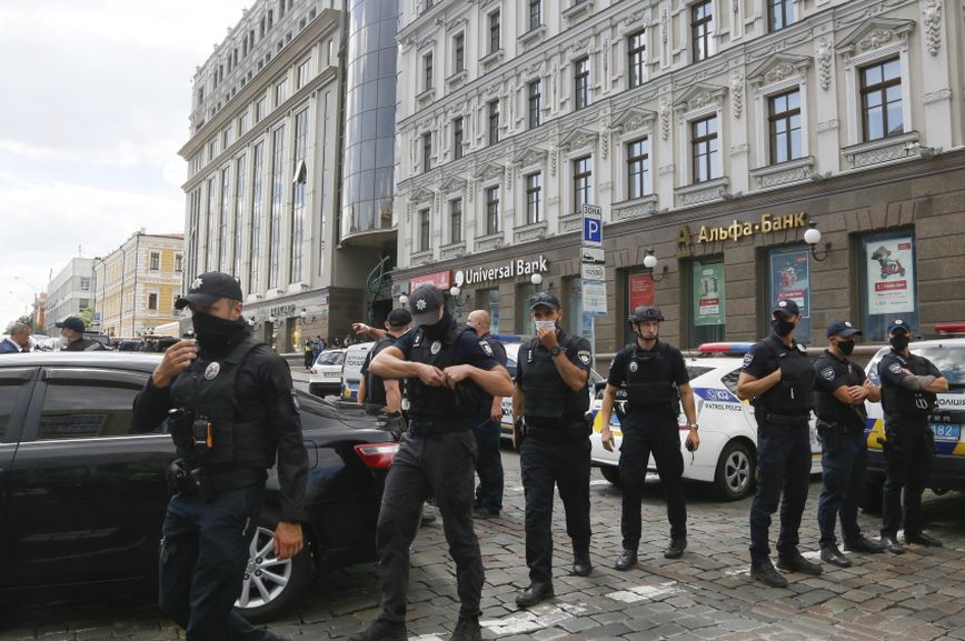 Συνελήφθη ο άνδρας που απειλούσε να πυροδοτήσει χειροβομβίδα στην έδρα της κυβέρνησης της Ουκρανίας