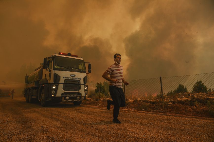 Τουρκία: Για πέμπτη μέρα οι φλόγες πολιορκούν παραλιακά θέρετρα – στους 8 οι νεκροί