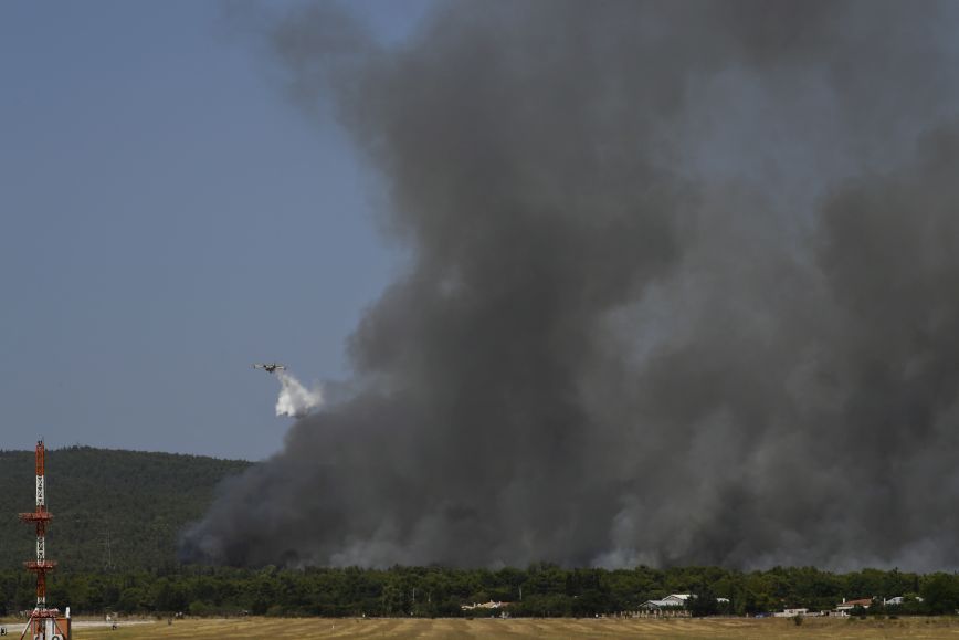 Συμμετοχή της Κύπρου στις φωτιές στην Ελλάδα, με πτητικά μέσα, οχήματα και 20 πυροσβέστες