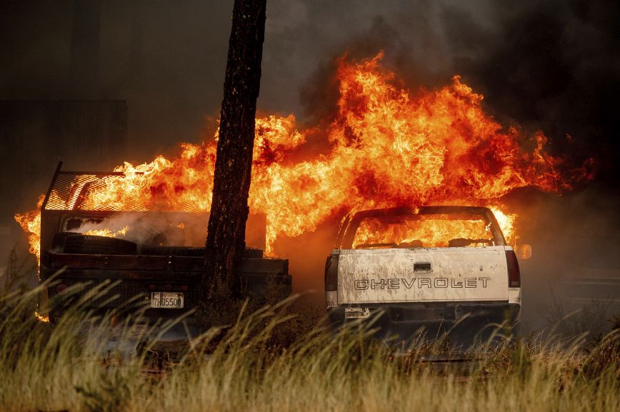 Καταστροφικές φωτιές στην Καλιφόρνια: 2.000 άνθρωποι κλήθηκαν να απομακρυνθούν από τα σπίτια τους