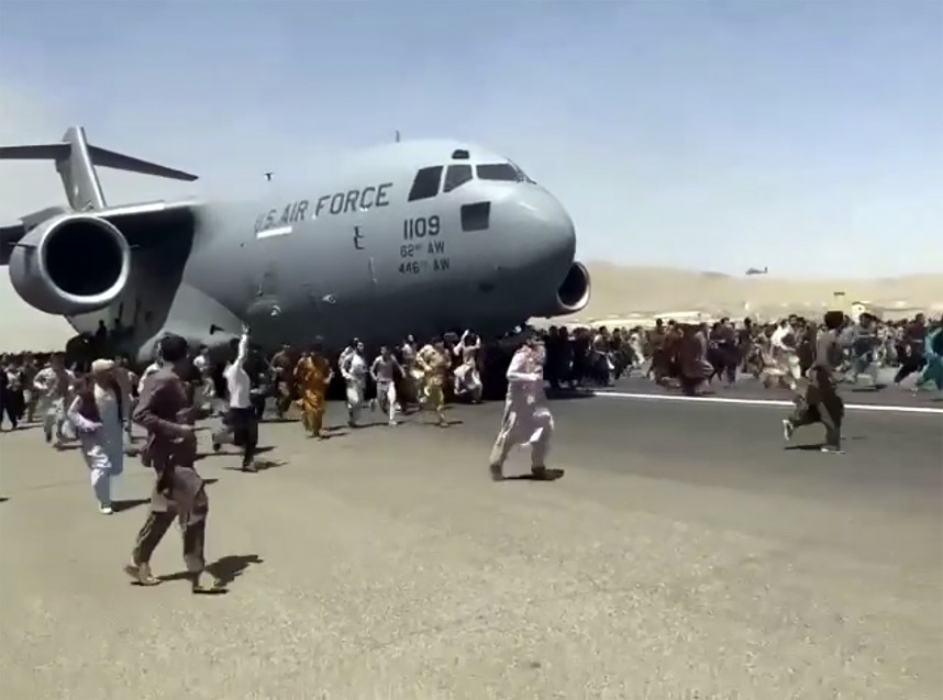 Αφγανιστάν: Παραμένουν τα προβλήματα στο αεροδρόμιο της Καμπούλ