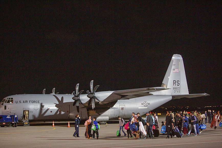 Αεροσκάφος με Αφγανούς πολίτες υποψήφιους προς μετεγκατάσταση στις ΗΠΑ έφθασε στο Κόσοβο