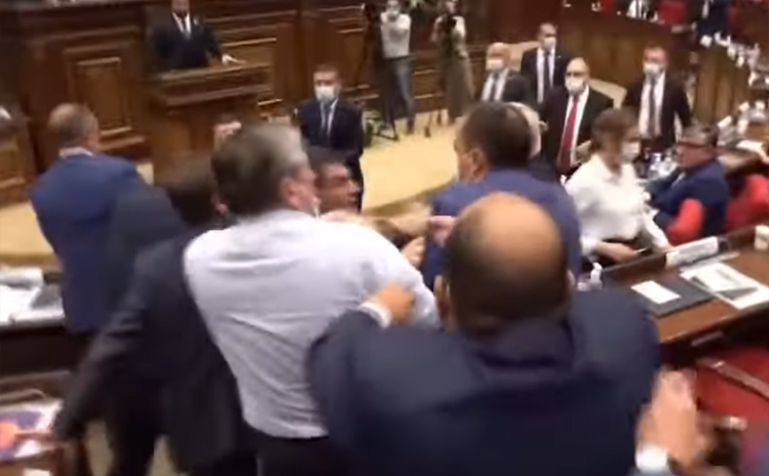 Αρμενία: Θύμισε… ρινγκ η Βουλή – Βουλευτές πέταξαν μπουκάλια και πιάστηκαν στα χέρια