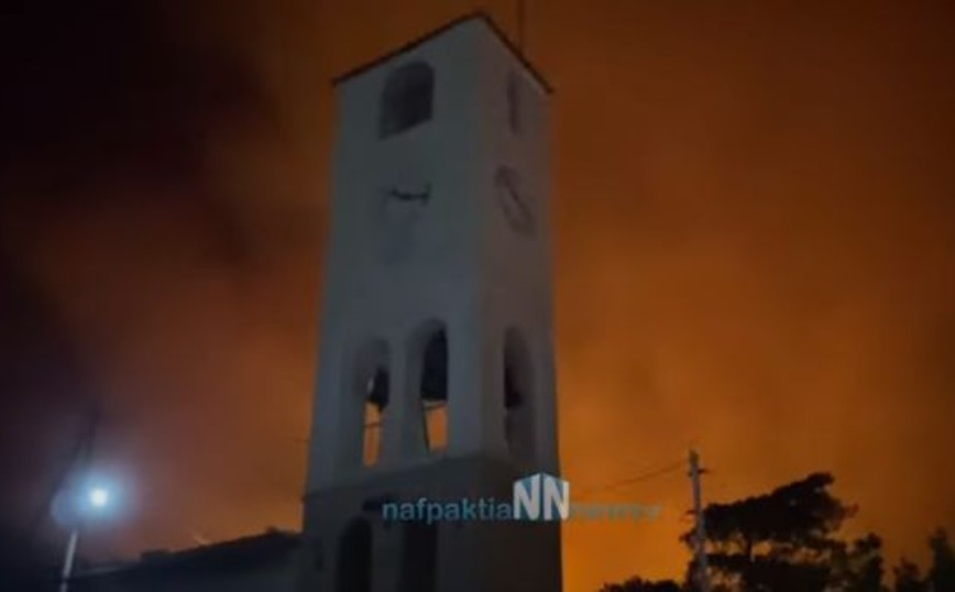 Φωτιά στη Φωκίδα: Η στιγμή που χτυπούν οι καμπάνες για να εκκενωθεί ο Τολοφώνας