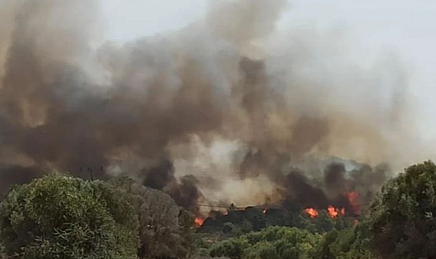 Ρόδος: Εκτεταμένες αναζωπυρώσεις στα μέτωπα της φωτιάς