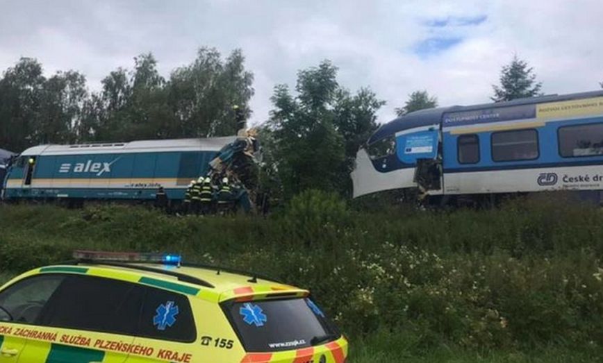 Σύγκρουση τρένων στην Τσεχία: Επιβάτες βρίσκονται ακόμα εγκλωβισμένοι &#8211; Τρεις νεκροί, δεκάδες τραυματίες