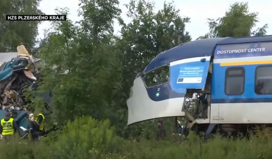 Σύγκρουση τρένων στην Τσεχία: Βίντεο από τις αμαξοστοιχίες μετά το δυστύχημα – Παραβιάστηκε σήμα στοπ