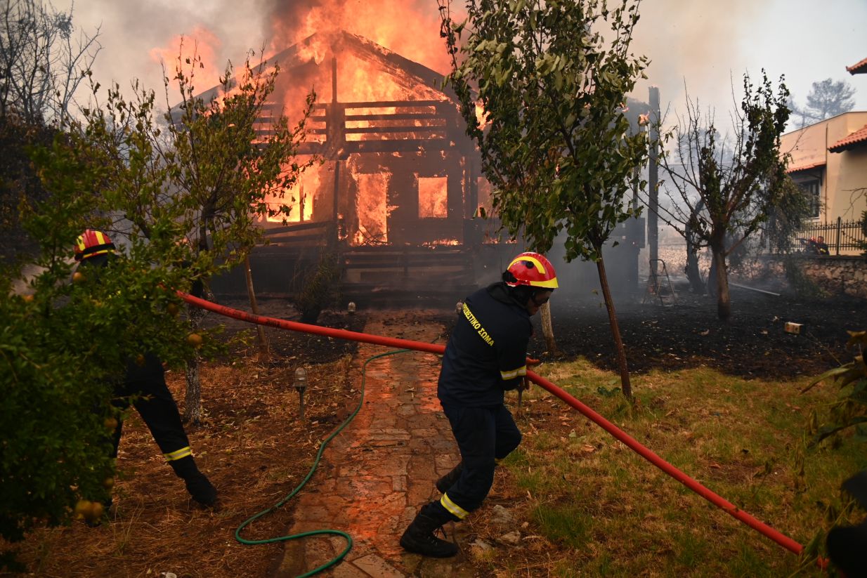 Φωτιά στην Αττική: Συγκλονιστικές εικόνες από την κατάσβεση σπιτιού στη Δροσοπηγή