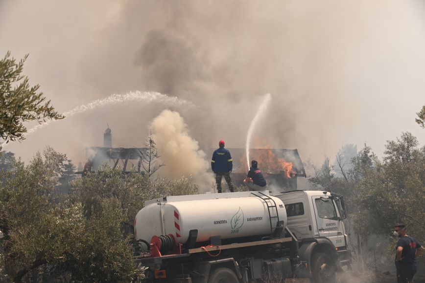 Σε Αττική, Εύβοια και Πελοπόννησο επιχειρούν οχήματα και προσωπικό της Πολιτικής Προστασίας της Περιφέρειας Αττικής