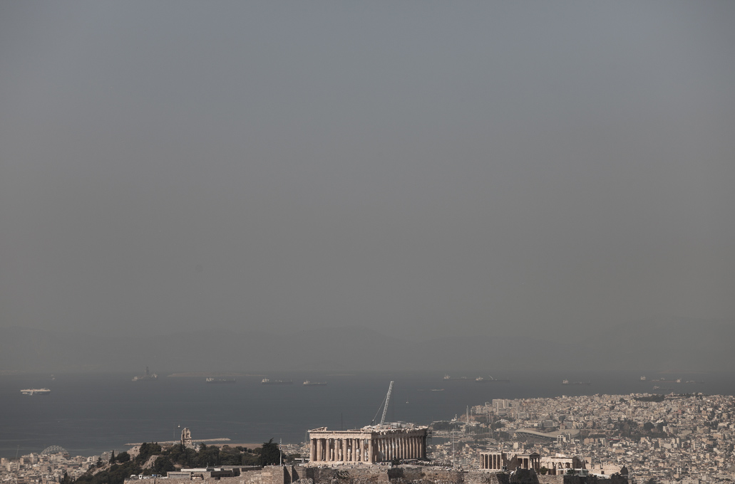 Αφόρητη η κατάσταση με τον καπνό στο λεκανοπέδιο Αττικής &#8211; Σύσταση για κυκλοφορία μόνο με μάσκα