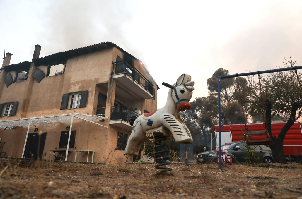 Φωτιά στη Βαρυμπόμπη: Η επόμενη μέρα &#8211; Αποκαρδιωτικές εικόνες από το πέρασμα της πύρινης λαίλαπας