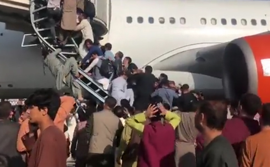Αφγανιστάν: Πέντε νεκροί στο αεροδρόμιο της Καμπούλ, εκατοντάδες προσπάθησαν να μπουν με τη βία σε αεροπλάνα