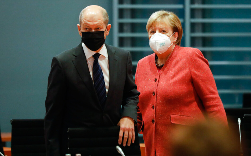 Επίθεση Μέρκελ σε Σολτς για την άρνησή του να αποκλείσει το ενδεχόμενο κυβερνητικού συνασπισμού με το Die Linke