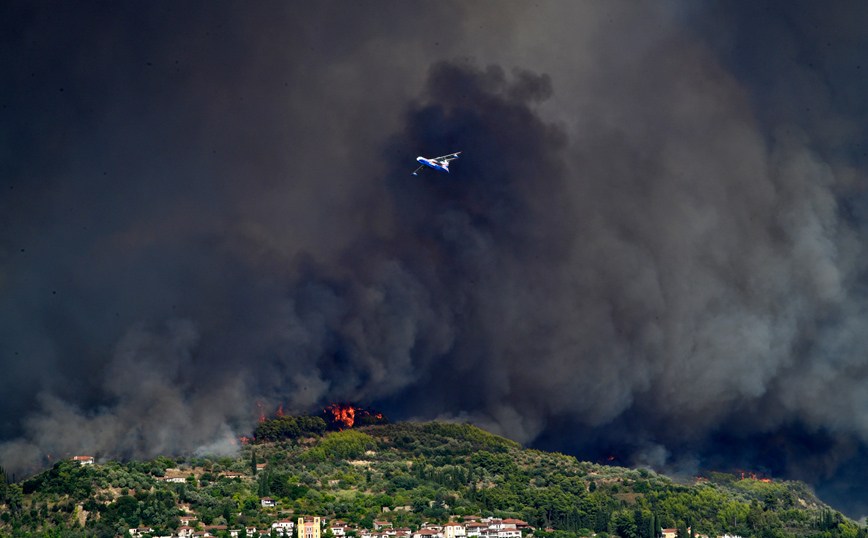 Εισαγγελική έρευνα για την καταστροφική φωτιά στη Βαρυμπόμπη