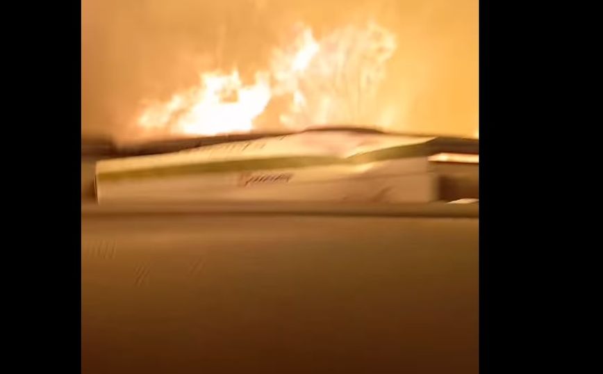 Γορτυνία: Κάτοικος περνά με το αυτοκίνητό του μέσα από τη φωτιά