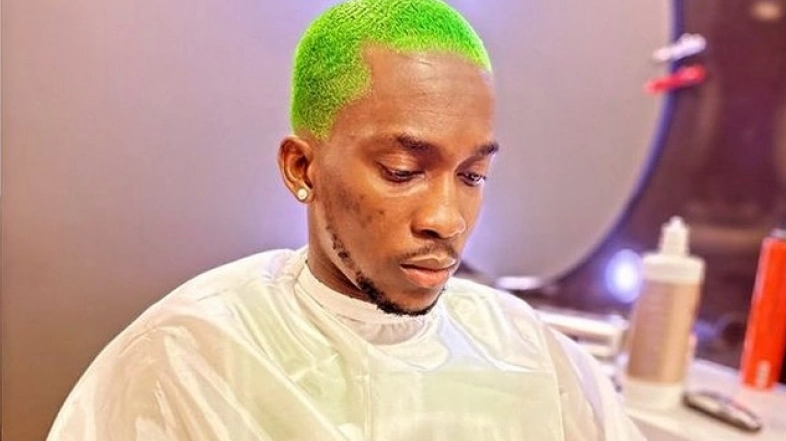 Ολυμπιακός: Ο Ονιεκούρου έβαψε πράσινα τα μαλλιά του και φόρεσε τη φανέλα των Σέλτικς