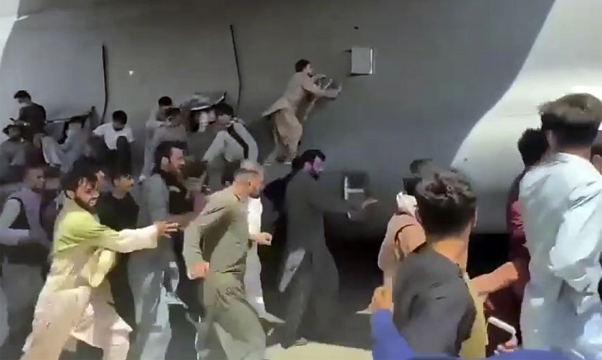 Αφγανιστάν: Η συγκλονιστική φωτογραφία με 600 ανθρώπους «στοιβαγμένους» σε στρατιωτικό αεροσκάφος των ΗΠΑ