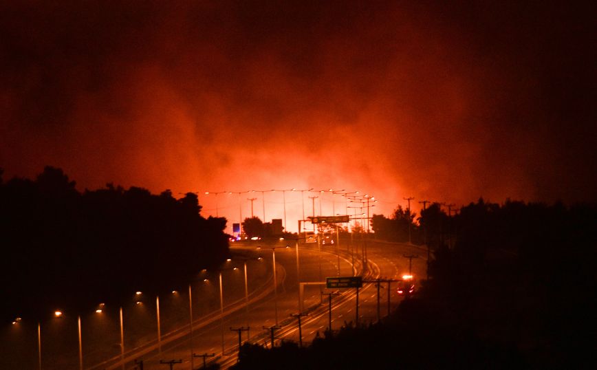 Φωτιά στην Αττική: Εξαπλώνεται ανεξέλεγκτα το πύρινο μέτωπο &#8211; Όλες οι ελπίδες στα εναέρια μέσα, ξεκίνησαν οι ρίψεις νερού