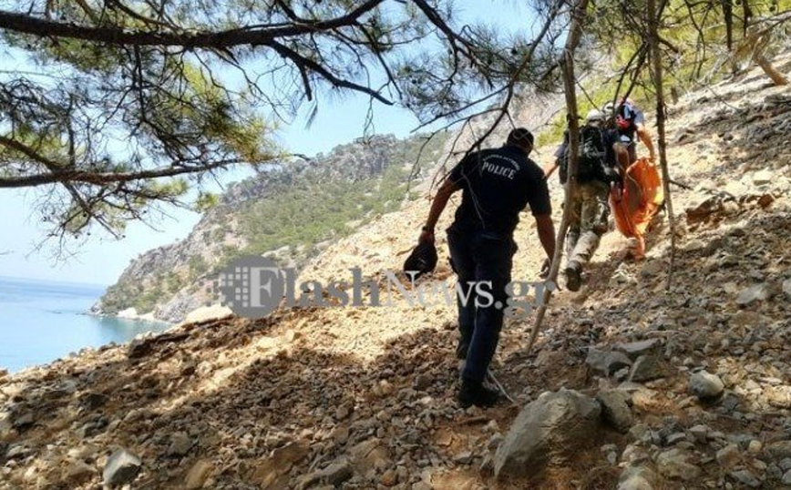 Κρήτη: Κάτω από αντίξοες συνθήκες η μεταφορά του νεκρού περιπατητή