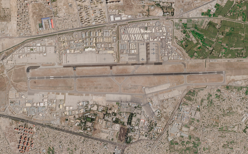 Έκρηξη στο αεροδρόμιο της Καμπούλ: Για βομβιστή αυτοκτονίας κάνουν λόγο οι πρώτες πληροφορίες
