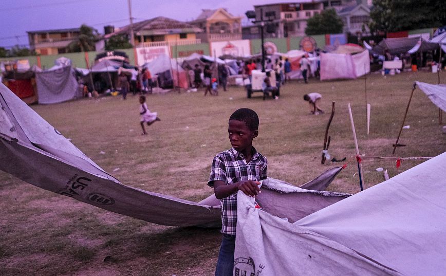 Σεισμός στην Αϊτή: Γιατροί δίνουν μάχη να σώσουν ζωές σε αυτοσχέδιες σκηνές έξω από νοσοκομεία
