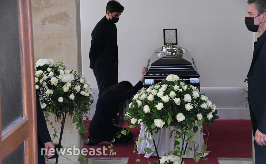 Άκης Τσοχατζόπουλος: Συντετριμμένη στο πάτωμα δίπλα στο φέρετρο η Βίκυ Σταμάτη