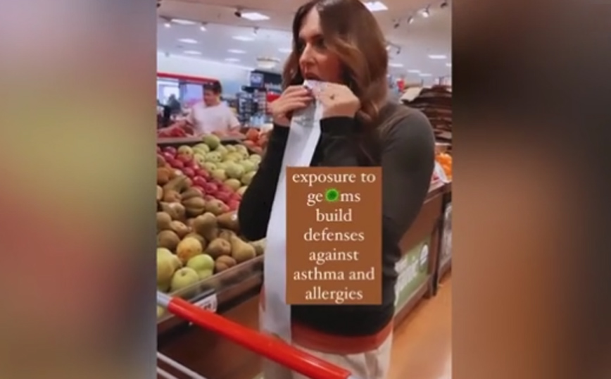 Σοκάρει βίντεο αντιεμβολιάστριας: Γλείφει πόμολα από ψυγεία σε σούπερ μάρκετ