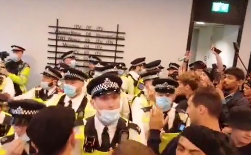 Λονδίνο: Αντιεμβολιαστές εισέβαλαν σε κτίριο όπου στεγάζονται πολλά ειδησεογραφικά κανάλια &#8211; Δείτε το βίντεο