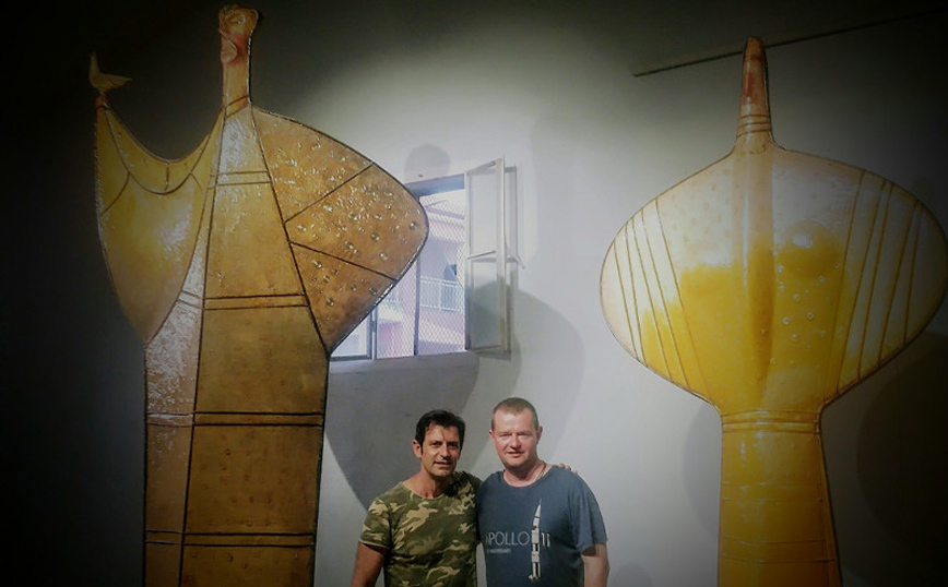 Μια σπάνια επίσκεψη του μεγιστάνα της Firefly Aerospace Μαξ Πολιάκοφ σε χώρο τέχνης στη Νικήτη Χαλκιδικής