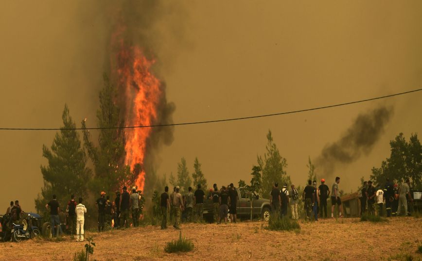 Φωτιές: Χωρίς ρεύμα 17.000 νοικοκυριά σε Αττική και Εύβοια