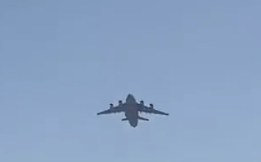 Καμπούλ: Βίντεο φέρεται να δείχνουν ανθρώπους να πέφτουν στο κενό από αεροπλάνο που απογειώνεται