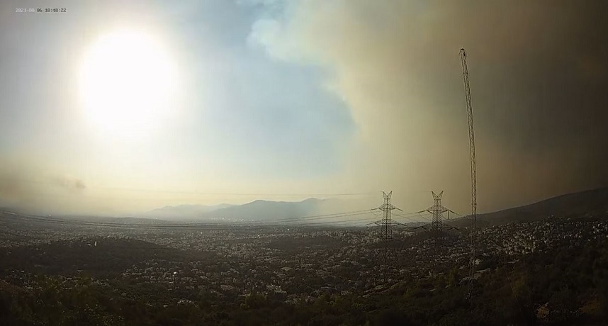 Φωτιά στην Αττική: Κάμερα από την Πεντέλη κατέγραψε καρέ – καρέ τις πυρκαγιές