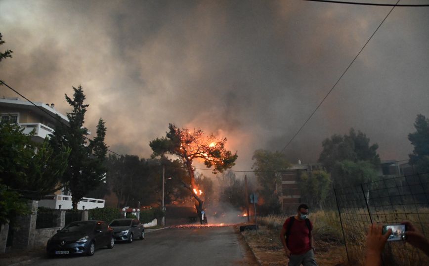 Φωτιά στη Βαρυμπόμπη: «Η φωτιά έχει μπει σε σπίτια στον οικισμό»