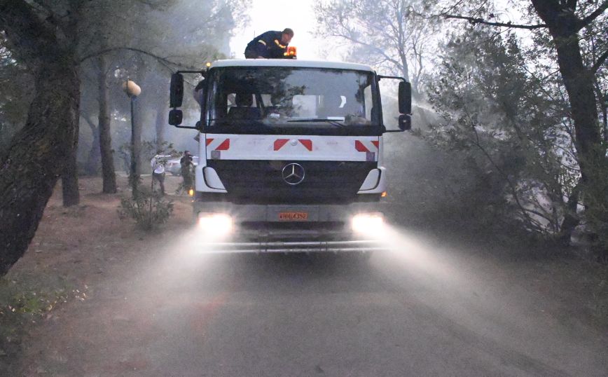Φωτιά στη Βαρυμπόμπη: Ολική διακοπή κυκλοφορίας στο τμήμα Καπανδρίτι – Λυκόβρυση