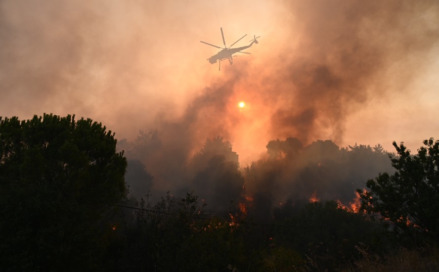 Εικόνες που σοκάρουν από τη φωτιά που μπήκε μέσα στο Κρυονέρι