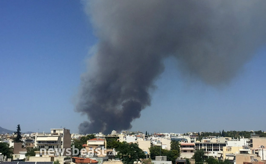 Μεγάλη φωτιά τώρα στη Βαρυμπόμπη