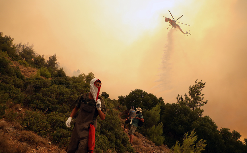 Φωτιά στα Βίλια: Κοντά στον οικισμό οι φλόγες &#8211; Συνεχής αλλαγή στη φορά του ανέμου