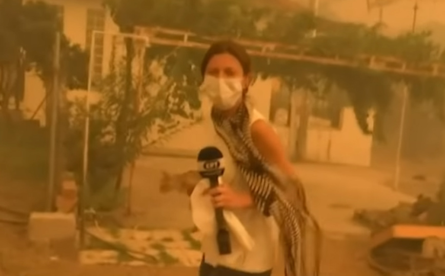 Φωτιά στην Εύβοια: Η στιγμή που δημοσιογράφος αγκαλιάζει γατάκι και το σώζει από τις φλόγες