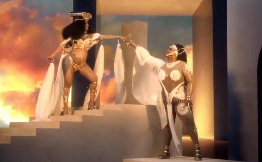 Lizzo και Cardi B εμφανίζονται ως αρχαίες Ελληνίδες θεές στο βίντεο κλιπ του «Rumors»