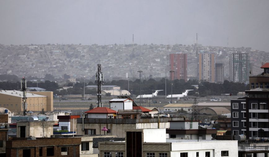 Αφγανιστάν: Αεροπλάνο από το Κατάρ έφτασε στην Καμπούλ – Διαπραγματεύσεις για την επαναλειτουργία του αεροδρομίου
