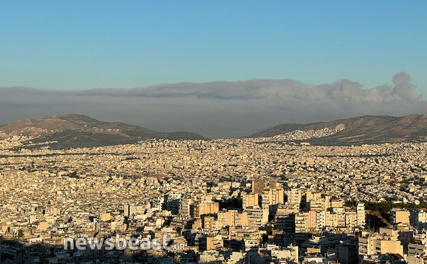 Το πυκνό, μαύρο σύννεφο καπνού στον ουρανό από τις φωτιές στην Αττική &#8211; Δείτε φωτογραφίες του Newsbeast