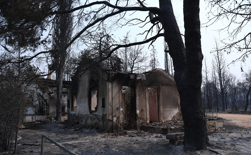 Φωτιές: Πάνω από 800 σπίτια ακατάλληλα για χρήση