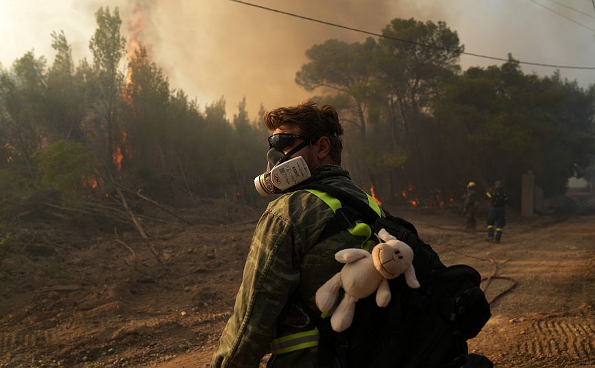 Τεράστιο το μέτωπο της φωτιάς στα Βίλια &#8211; Καταγγελίες για εμπρησμό